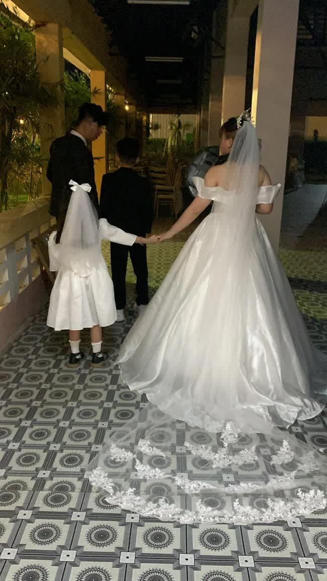 Đám cưới sau đám hỏi cả thập kỉ: Cô dâu tự tay chuẩn bị tất cả, nghi lễ xuất hiện 2 nhân vật vô cùng đặc biệt - Ảnh 6.