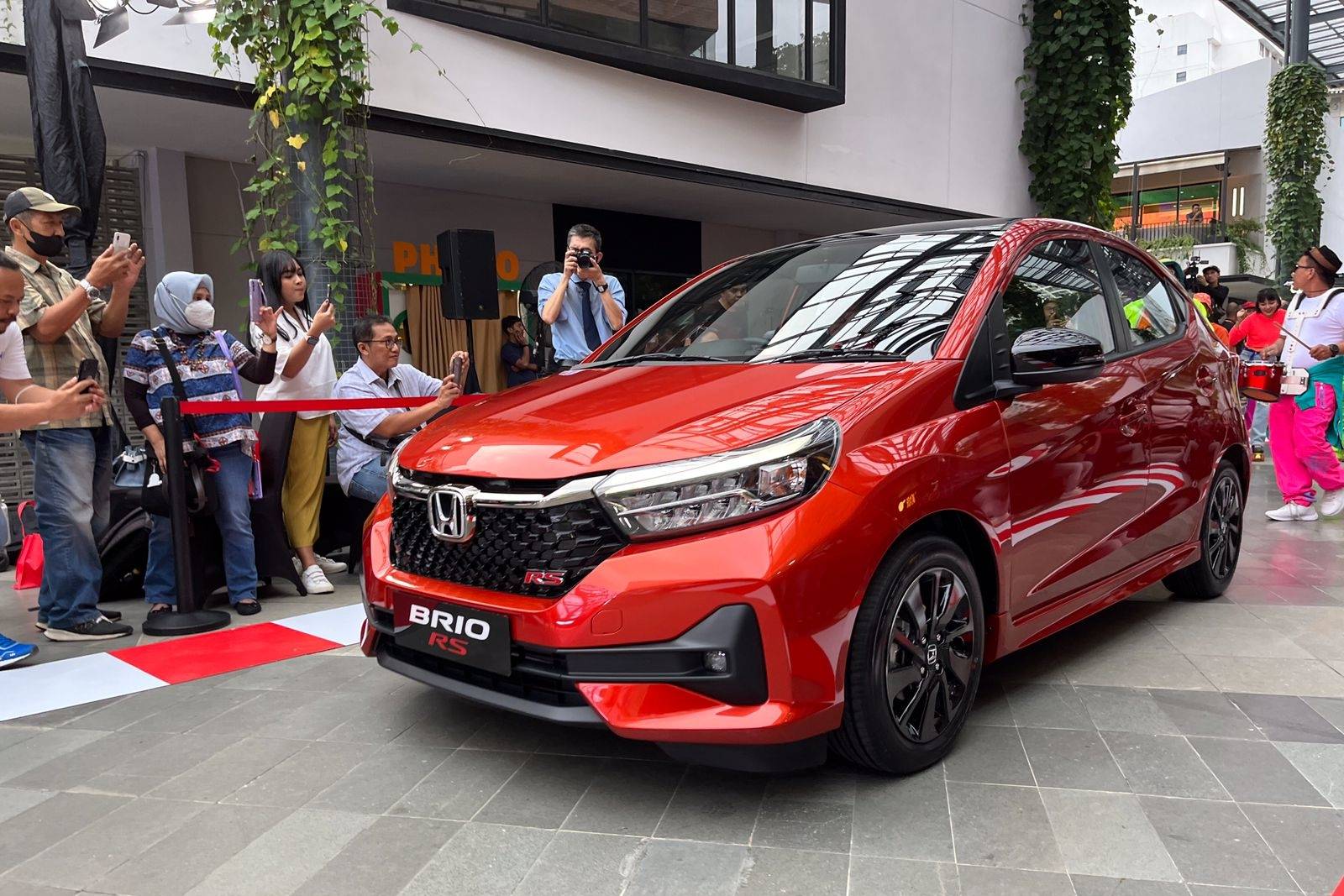 Ra mắt Honda Brio 2023: Đầu mới, màn to hơn, trang bị hơn hẳn bản ở Việt Nam nhưng dễ bị cắt bớt nếu quay lại đấu Hyundai i10 - Ảnh 1.