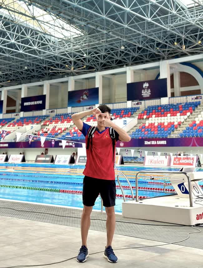 Hotboy tuyển bơi Việt Nam xem khai mạc SEA Games 32 theo phong cách độc lạ không giống ai - Ảnh 2.