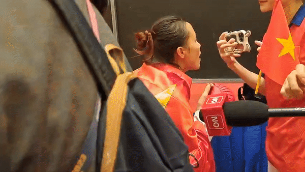 Vừa giành HCV SEA Games, nữ võ sĩ Việt Nam vội vàng… tô son để trả lời phỏng vấn - Ảnh 1.