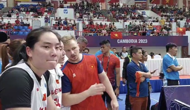 NHM bùng nổ khi tuyển bóng rổ Việt Nam thắng ngược, ghi tên vào chung kết SEA Games 32 - Ảnh 2.