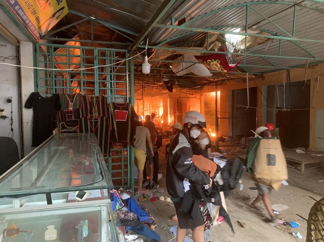 Vụ cháy chợ ở Đắk Lắk: Hệ thống bơm bị hỏng khi đang dập lửa - Ảnh 3.