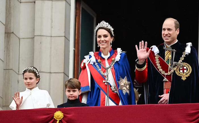 Vua Charles và Vương hậu Camilla cùng gia đình Vương thất vẫy chào ...