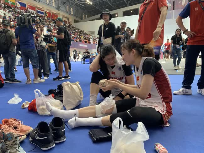 Niềm hạnh phúc giản đơn của ĐT bóng rổ nữ Việt Nam: Vui mừng vì được thưởng trà sữa, thoa son, đeo khuyên tai lên nhận huy chương vàng SEA Games 32 - Ảnh 3.