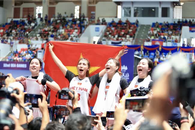 Báo Philippines tâm phục khẩu phục, hết lời khen ngợi HCV lịch sử của bóng rổ Việt Nam - Ảnh 1.