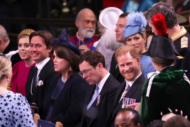 Chuyên gia bóc trần hành vi của Vương tử Harry tại Lễ đăng quang Vua Charles - Ảnh 2.