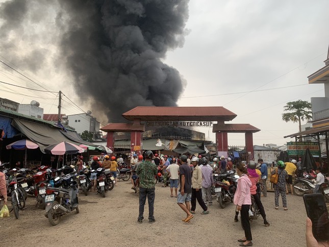 Vụ cháy chợ ở Đắk Lắk: Hệ thống bơm bị hỏng khi đang dập lửa - Ảnh 1.