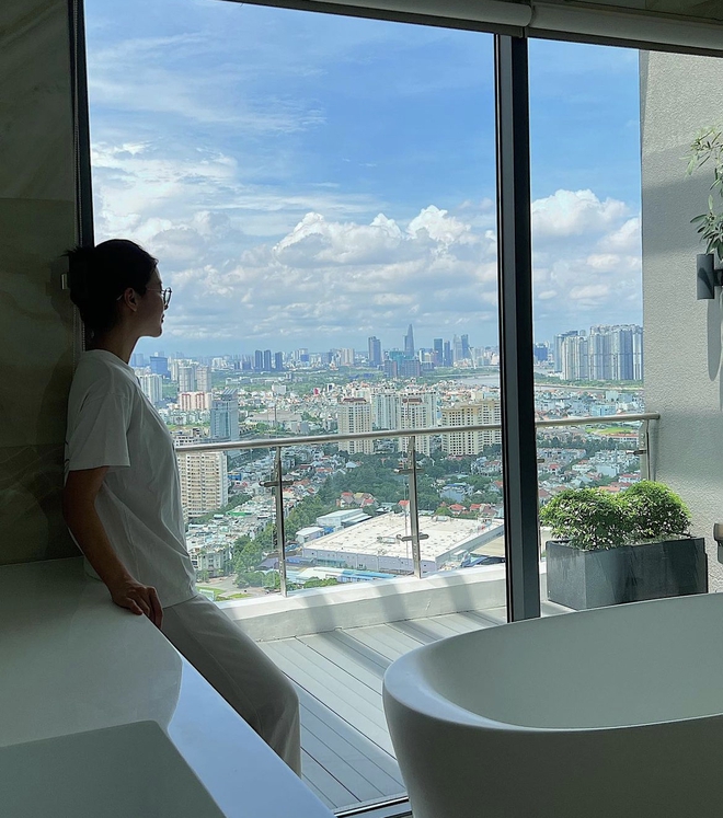  Hoa hậu Việt có 2 cơ ngơi ở tuổi 28: Penthouse sang xịn chưa choáng bằng toàn cảnh biệt thự tại khu nhà giàu  - Ảnh 20.