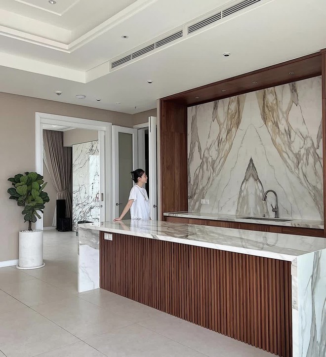  Hoa hậu Việt có 2 cơ ngơi ở tuổi 28: Penthouse sang xịn chưa choáng bằng toàn cảnh biệt thự tại khu nhà giàu  - Ảnh 18.