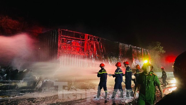 Xe container bốc cháy dữ dội trên cao tốc Nội Bài - Lào Cai - Ảnh 1.