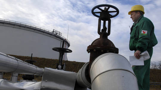 Áp lệnh cấm dầu Nga, công ty Ba Lan thiệt hại hàng triệu USD mỗi ngày - Ảnh 1.