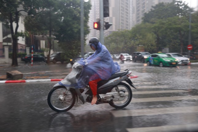 Mới nắng nung người lại đột ngột mưa xối xả: Mùa hè dị thường và khốc liệt - Ảnh 3.