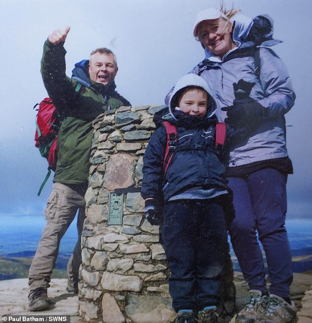 Cậu bé 8 tuổi chinh phục hơn 200 ngọn núi - đam mê được nuôi dưỡng từ lần đầu xê dịch cùng gia đình - Ảnh 1.