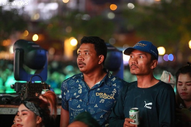 Tài xế chê khách, chủ quán nghỉ bán hàng cổ vũ SEA Games 32 - Ảnh 9.