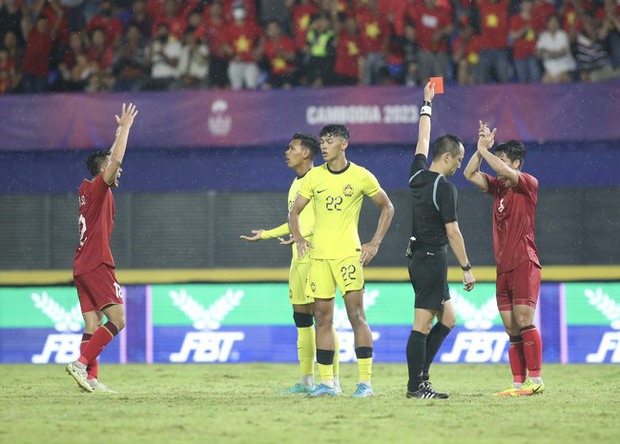  Đam mê đánh nguội, U22 Malaysia nhận liên tiếp 2 thẻ đỏ trong trận gặp U22 Việt Nam - Ảnh 3.