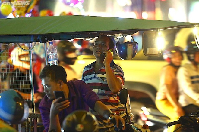 Tài xế chê khách, chủ quán nghỉ bán hàng cổ vũ SEA Games 32 - Ảnh 7.