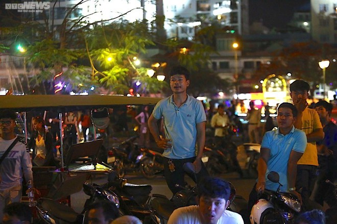 Tài xế chê khách, chủ quán nghỉ bán hàng cổ vũ SEA Games 32 - Ảnh 5.