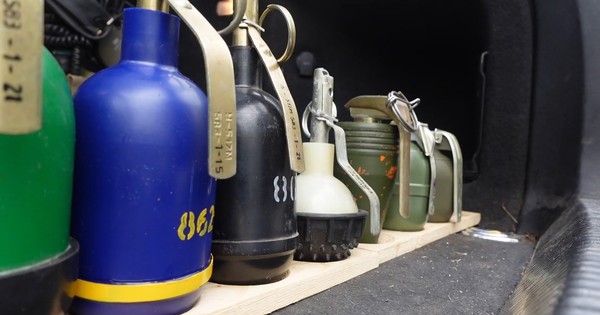 Ukraine khoe bộ sưu tập lựu đạn do phương Tây cung cấp - Ảnh 1.