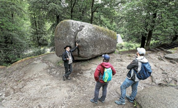 Lạ lùng tảng đá nặng tới 137 tấn nhưng ai cũng có thể dễ dàng di chuyển - Ảnh 7.
