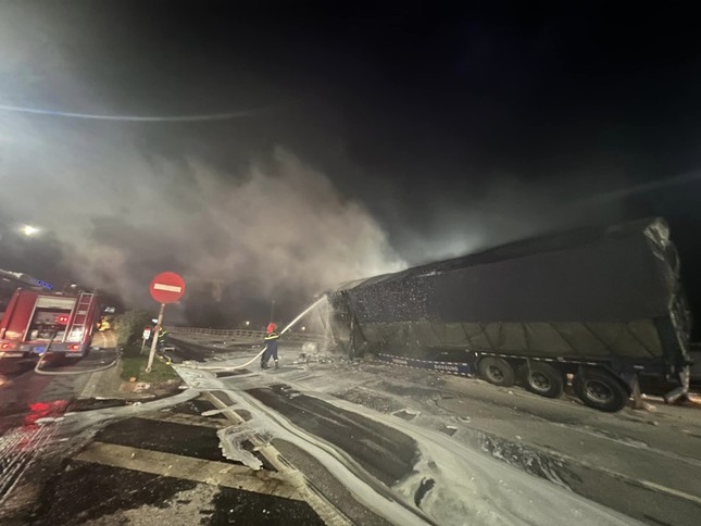 Container bất ngờ bốc cháy dữ dội trên quốc lộ 1A - Ảnh 2.