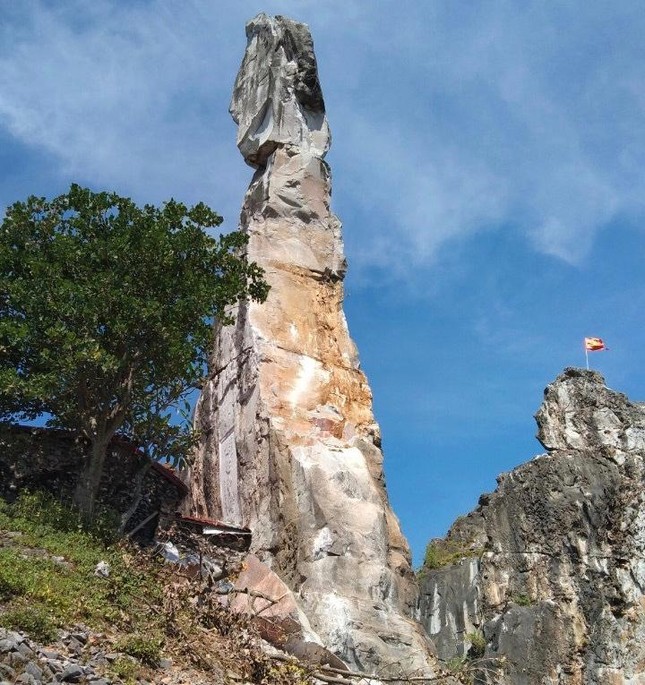 Khách Tây tò mò khi thấy đỉnh núi hình ngón tay trên bản đồ: Ngay Thanh Hóa nhưng đến người bản địa cũng phải bất ngờ - Ảnh 2.