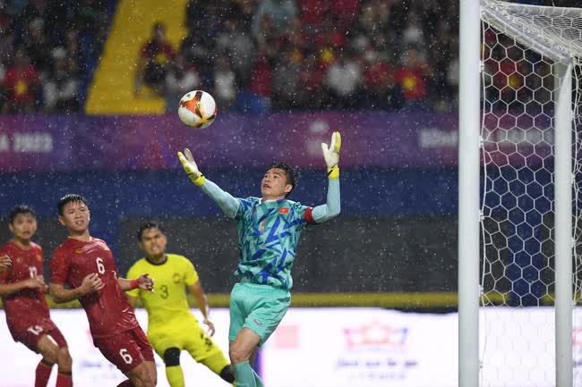 Mối lo lớn cho U22 Việt Nam sau trận thắng may Malaysia dưới tác động của trọng tài - Ảnh 1.