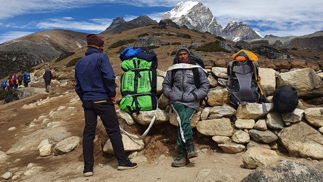 ‘Quốc gia kín đáo’ dưới chân đỉnh Everest huyền thoại - Ảnh 1.