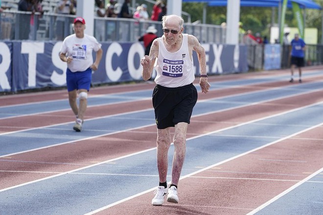 Cụ ông 96 tuổi vẫn tham gia đại hội thể thao, hàng ngày đều làm 3 việc để khỏe mạnh - Ảnh 1.