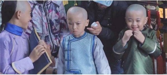 Ung Chính tròn 1 tuổi đã cầm bút lông viết ra 1 chữ, Khang Hi vừa nhìn đã nhủ thầm: Xứng đáng nối ngôi thiên tử - Ảnh 14.