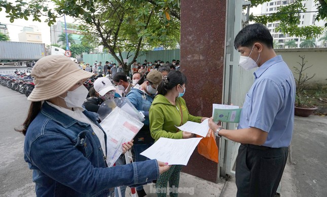 Rút BHXH một lần: Giải quyết nhu cầu trước mắt, người lao động gặp khó khăn khi về già - Ảnh 1.