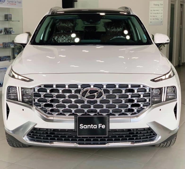 Hyundai Santa Fe giảm giá sập sàn tại đại lý, cao nhất lên tới 200 triệu nhưng số lượng không nhiều - Ảnh 1.