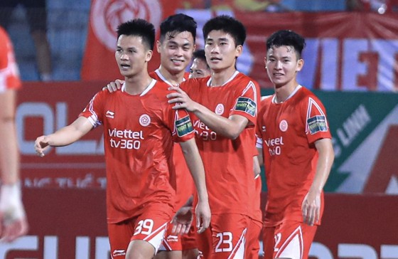 Thắng đậm SLNA, Viettel FC trở lại nhóm “an toàn” - Ảnh 1.