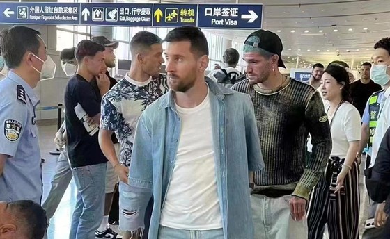 Messi được chào đón nồng nhiệt ở Trung Quốc - Ảnh 1.
