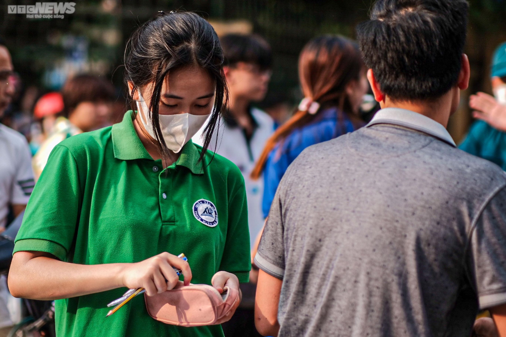 Nắng nóng, phụ huynh vẫn kiên nhẫn đợi con thi vào lớp 10 ở Hà Nội - Ảnh 2.