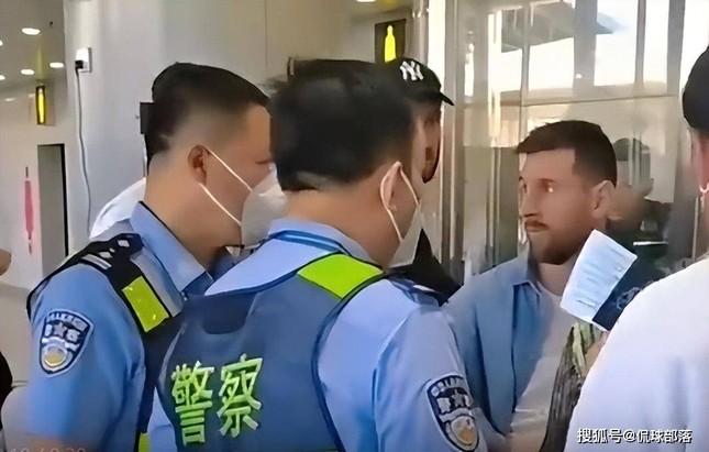 Messi bị giữ lại 2 tiếng tại sân bay Trung Quốc - Ảnh 1.