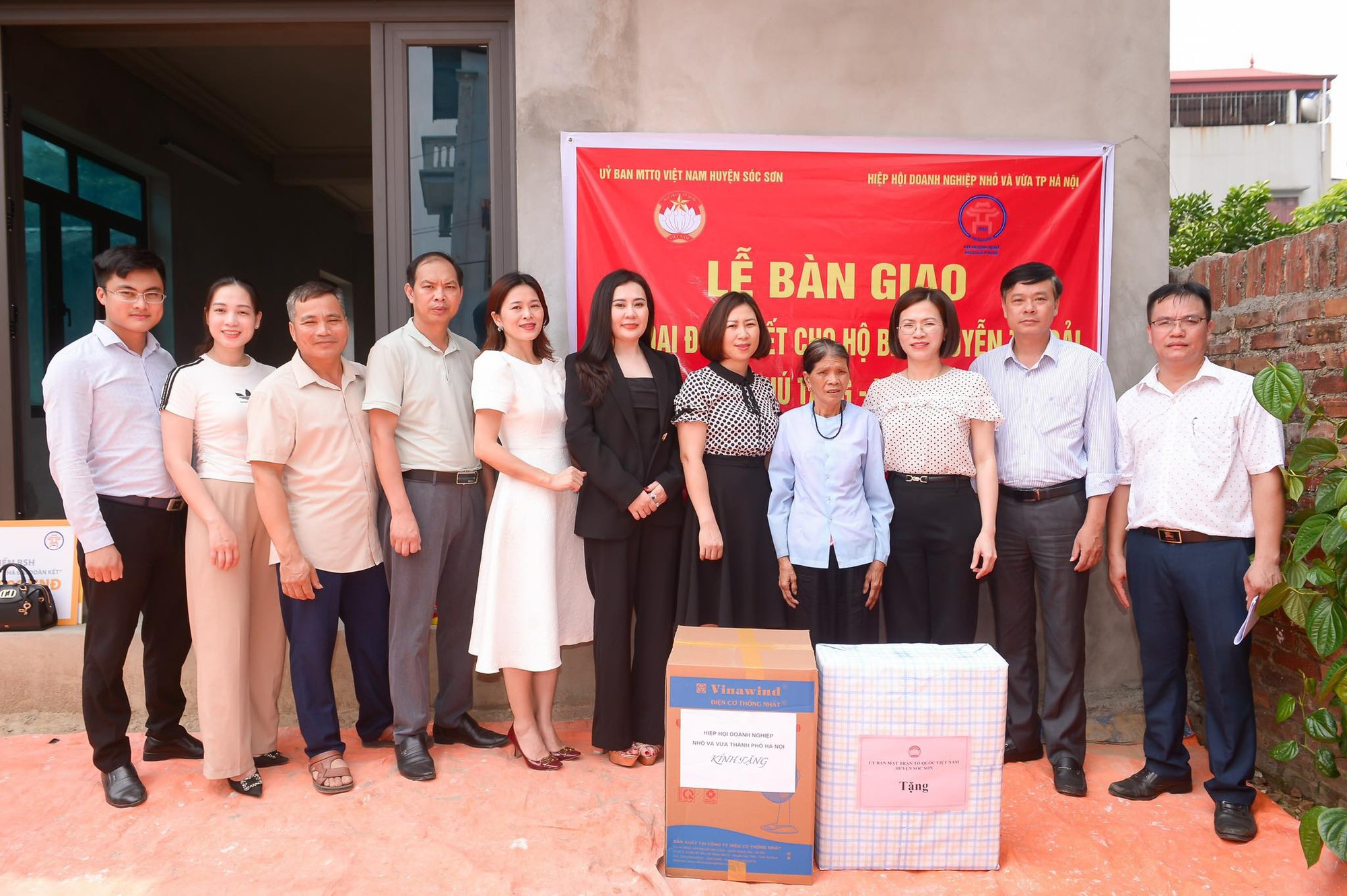 Hoa hậu Phan Kim Oanh: “Tôi thành công từ nghèo khó” - Ảnh 2.