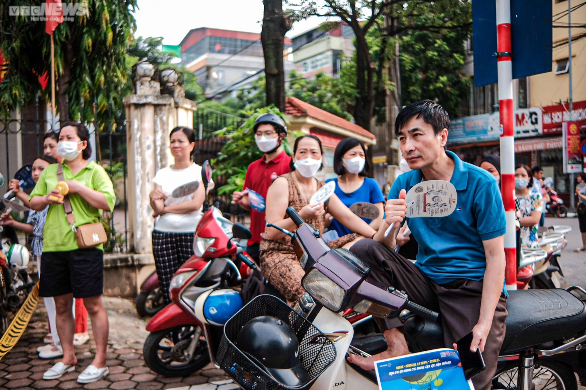 Nắng nóng, phụ huynh vẫn kiên nhẫn đợi con thi vào lớp 10 ở Hà Nội - Ảnh 5.