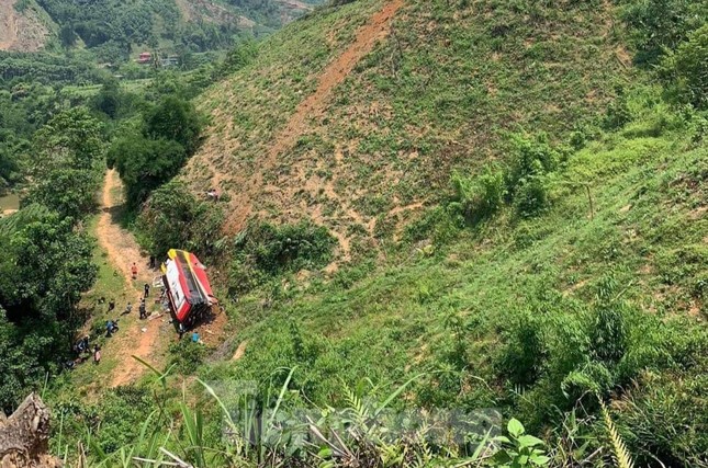 Hơn 30 người thoát nạn sau khi xe khách lao xuống vực ở Phú Thọ - Ảnh 1.