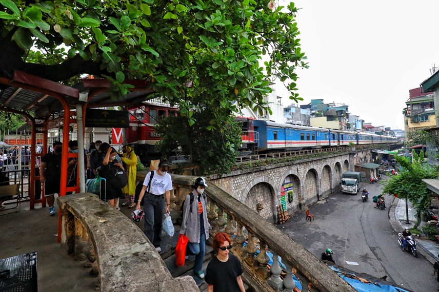 Quán cà phê mới mở tại ga tàu Long Biên hút khách tới check-in - Ảnh 8.