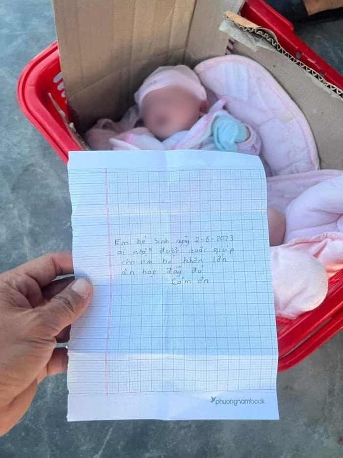 Bé trai sơ sinh bị bỏ rơi bên đường kèm lá thư nhờ nuôi giúp, cho ăn học đầy đủ - Ảnh 1. Bé trai sơ sinh bị bỏ rơi bên đường kèm lá thư nhờ nuôi giúp, cho ăn học đầy đủ - Ảnh 1.