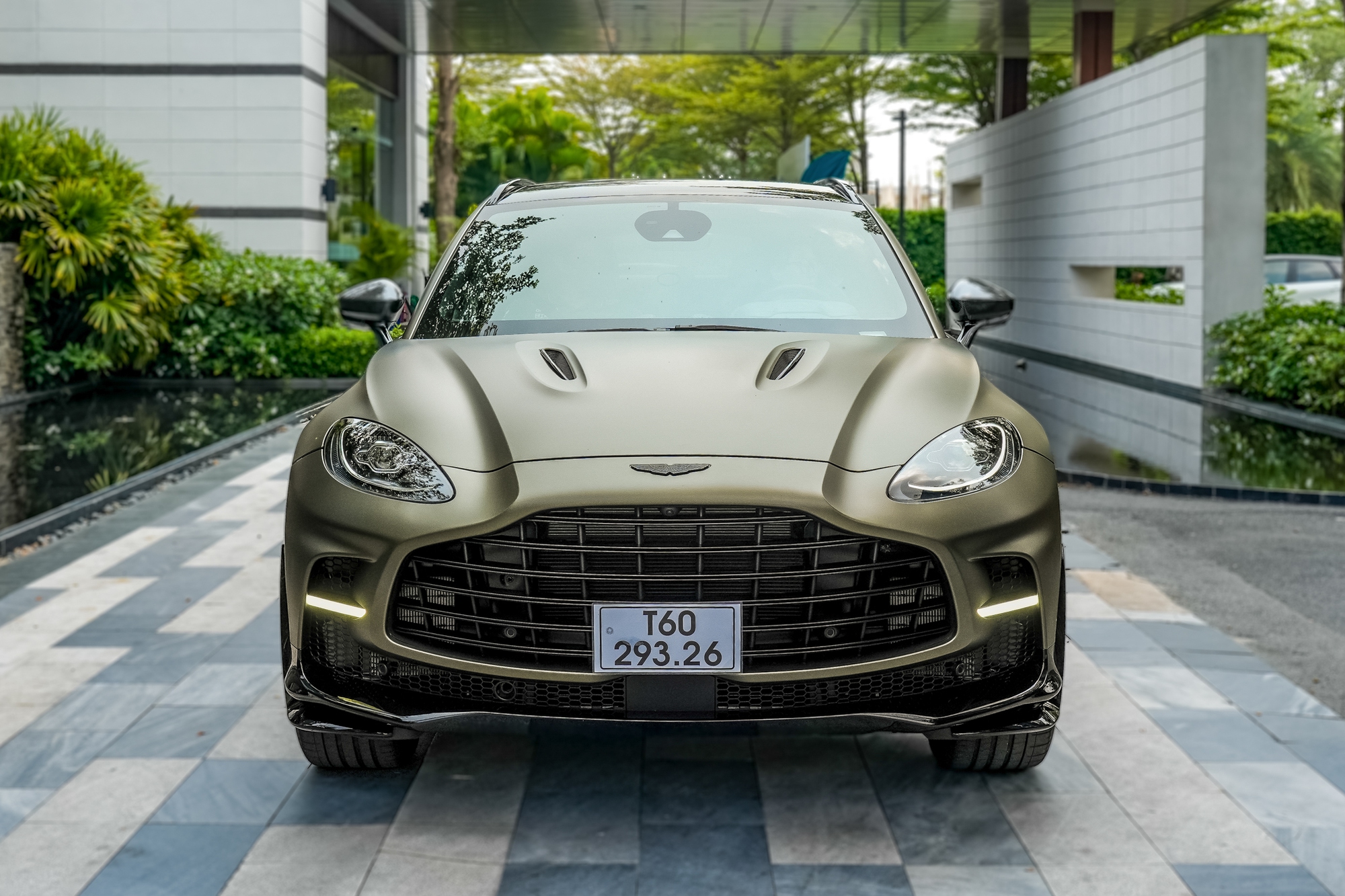 Aston Martin DBX707 thứ 3 lăn bánh tại Việt Nam, giá gần 22 tỷ đồng - Ảnh 2.