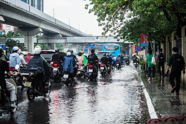  Chùm ảnh: Mưa lớn khiến nhiều tuyến phố của Hà Nội ngập sâu trong nước - Ảnh 4.