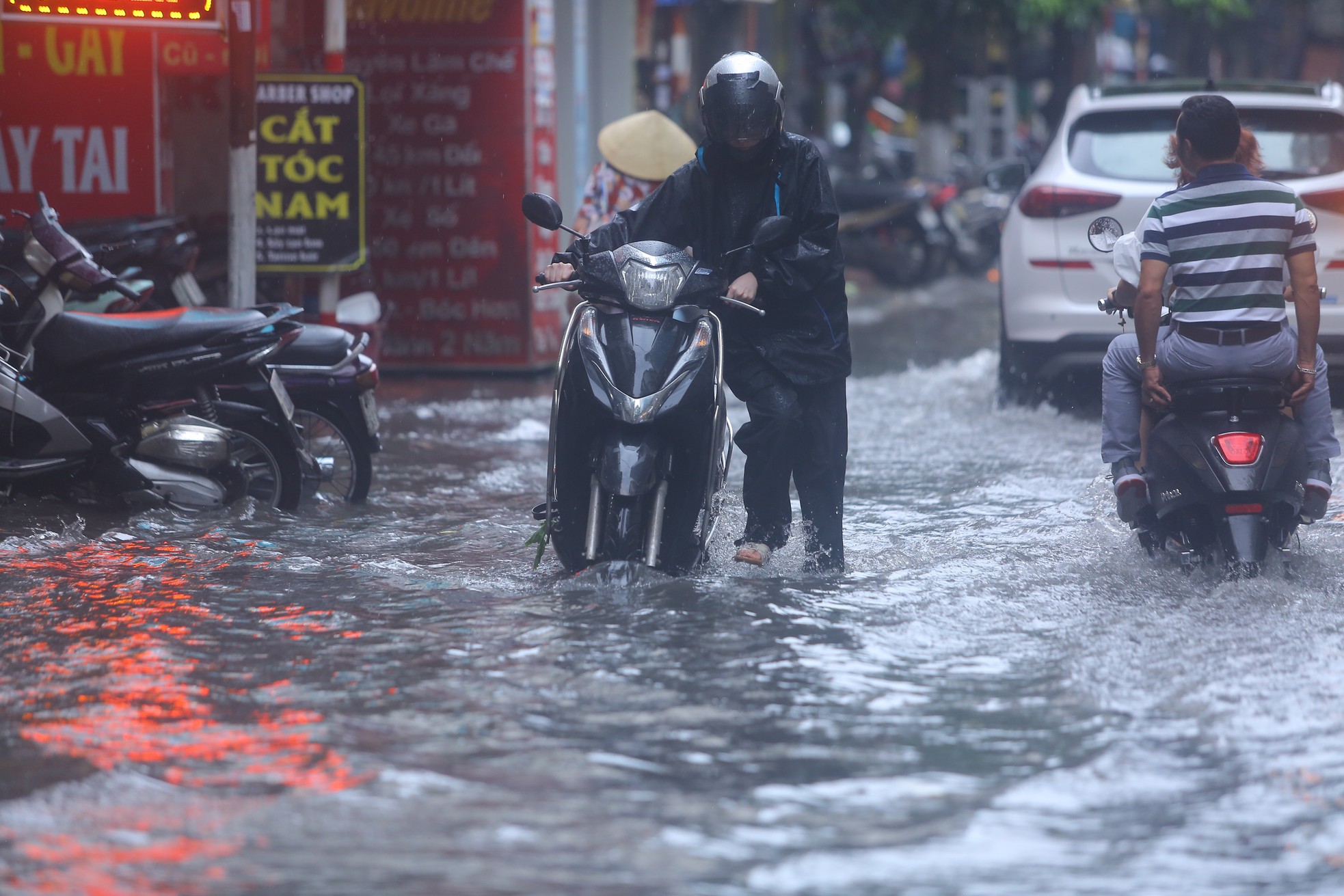 Đường Hà Nội mênh mông nước sau cơn mưa vàng giải nhiệt - Ảnh 6.