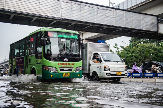  Chùm ảnh: Mưa lớn khiến nhiều tuyến phố của Hà Nội ngập sâu trong nước - Ảnh 3.