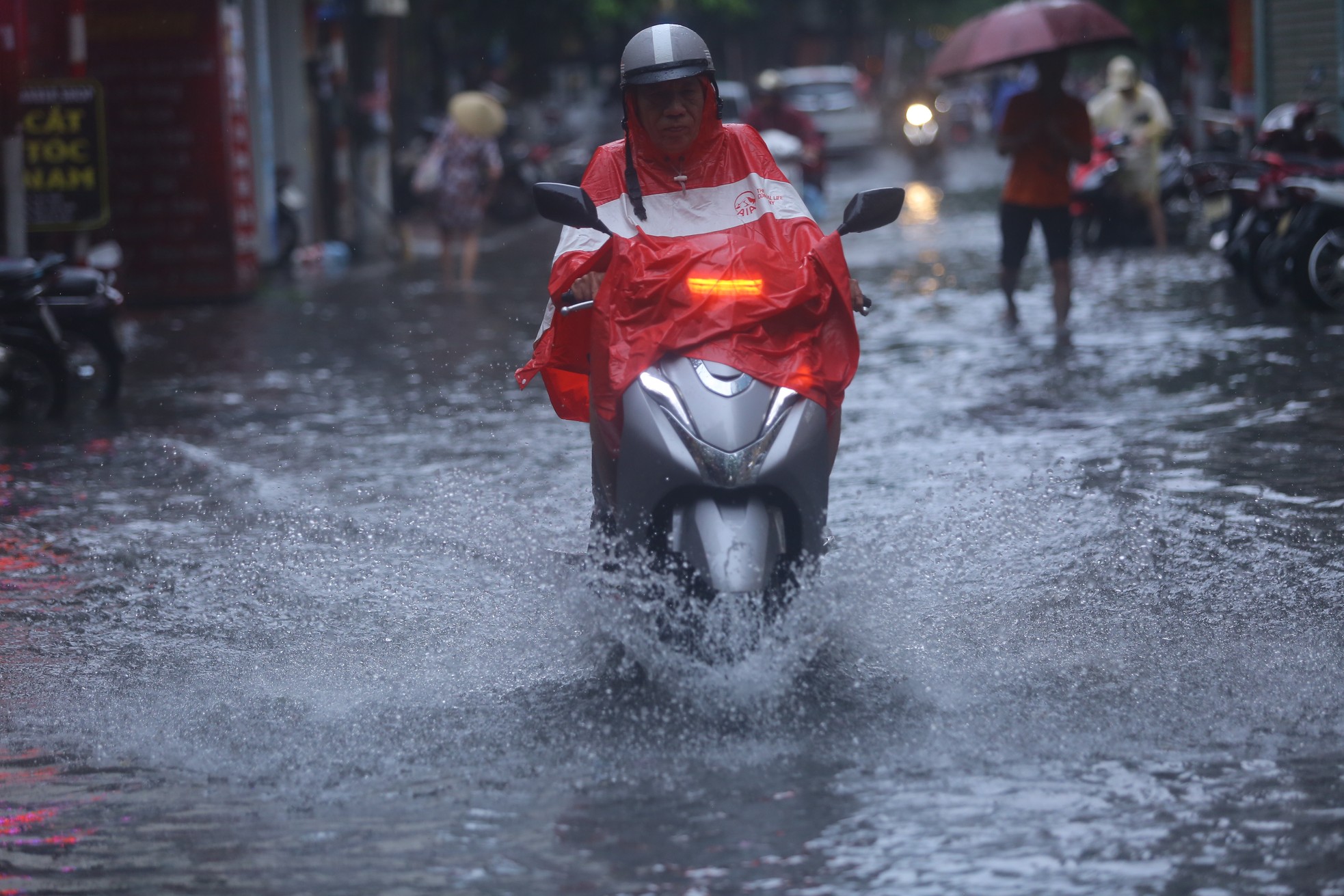 Đường Hà Nội mênh mông nước sau cơn mưa vàng giải nhiệt - Ảnh 5.