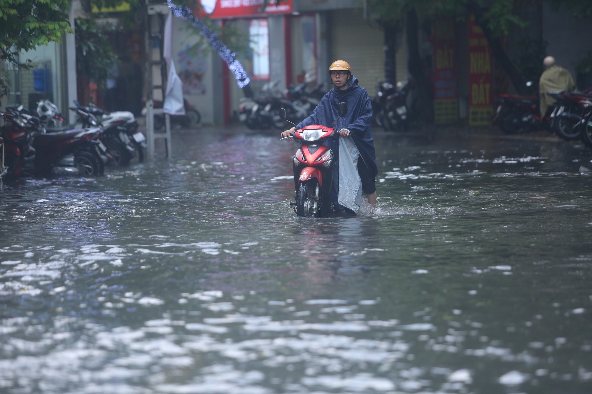 Đường Hà Nội mênh mông nước sau cơn mưa vàng giải nhiệt - Ảnh 3.