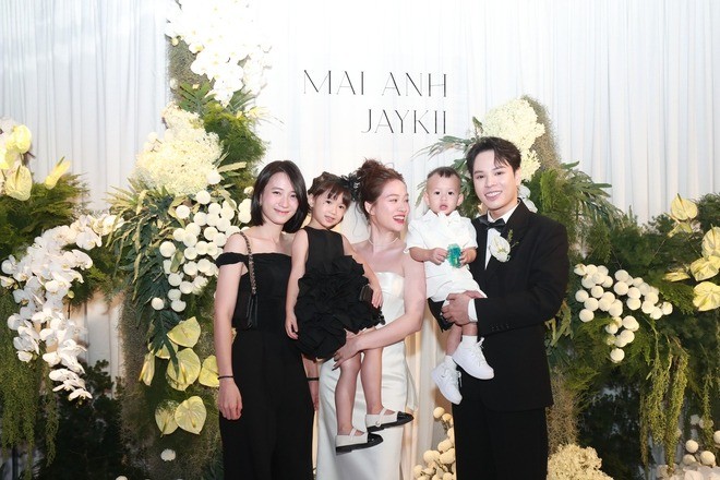 Dàn sao Việt mặc toàn trang phục màu đen dự lễ cưới ca sĩ Jaykii và Mai Anh - Ảnh 9.