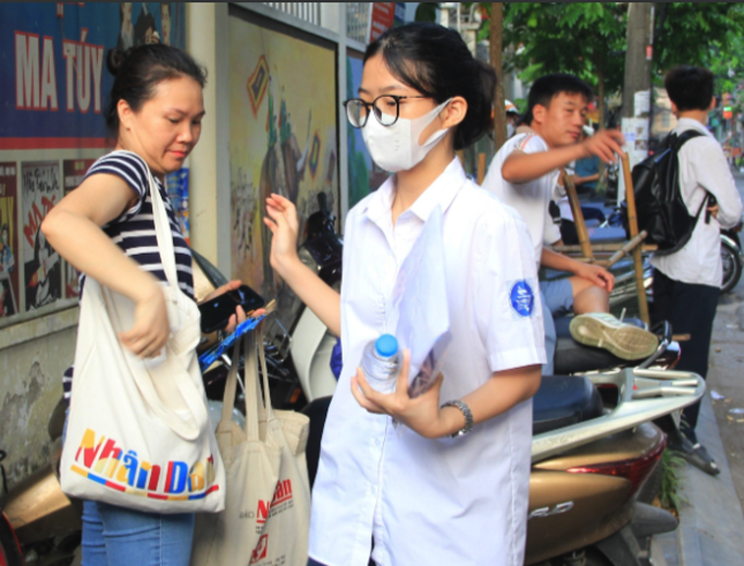 Sở GD-ĐT Hà Nội nói gì về tổng điểm 9,5 môn vật lý thi vào lớp 10 trường chuyên? - Ảnh 1. Sở GD-ĐT Hà Nội nói gì về tổng điểm 9,5 môn vật lý thi vào lớp 10 trường chuyên? - Ảnh 1.