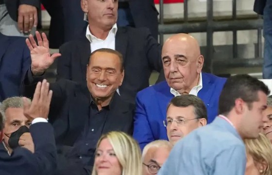Thế giới bóng đá tiếc thương cựu Chủ tịch AC Milan Silvio Berlusconi - Ảnh 2.