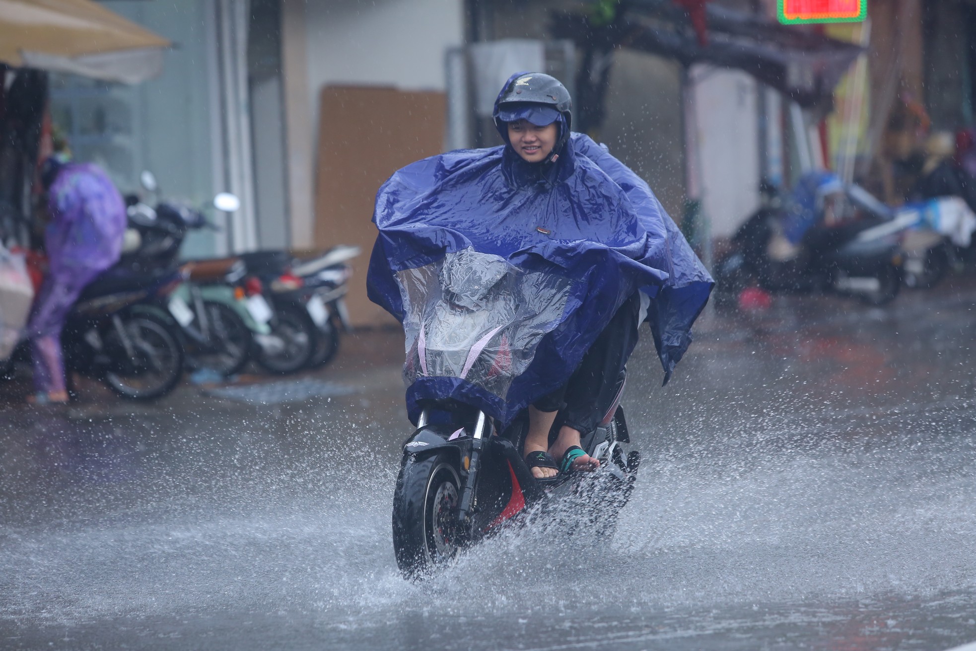 Đường Hà Nội mênh mông nước sau cơn mưa vàng giải nhiệt - Ảnh 14.